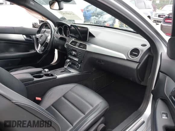 ✅ 2012 Mercedes-Benz C 350 • VIN: WDDGJ5HB5CF735711 • Lot: 42489752. Wystawiony na IAAI z przebiegiem 115 939 mil. Bezpłatny archiwum sprzedaży aukcyjnych z USA i szczegółowy raport historii pojazdu na DreamBid. Zdjęcie 5.