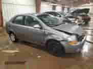 2006 Chevrolet Aveo LS z VIN KL1TD56646B553734, wystawiony jako Copart lot #88496205 z przebiegiem 156 610 mil mil oraz Czysty tytuł • Clean title. Historia ofert i sprzedaży dostępna na DreamBid. Obrazek 4.