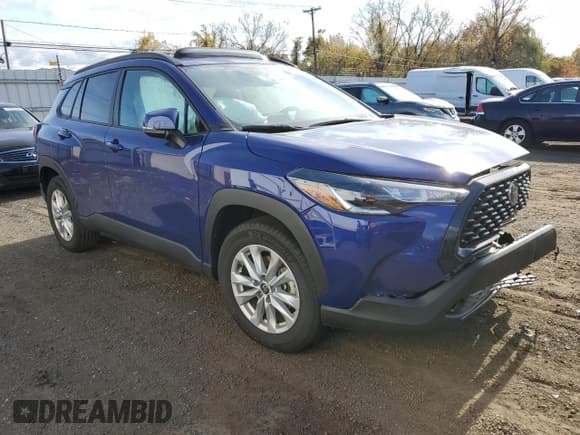 ✅ 2023 Toyota Corolla Cross LE • VIN: 7MUBAABGXPV079020 • Lot: 89714185. Wystawiony na Copart z przebiegiem 25 257 mil. Bezpłatny archiwum sprzedaży aukcyjnych z USA i szczegółowy raport historii pojazdu na DreamBid. Zdjęcie 4.