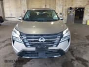 ✅ 2024 Nissan Rogue Platinum • VIN: JN8BT3DD3RW253309 • Lot: 42183388. Wystawiony na IAAI z przebiegiem 16 342 mil. Bezpłatny archiwum sprzedaży aukcyjnych z USA i szczegółowy raport historii pojazdu na DreamBid. Zdjęcie 12.