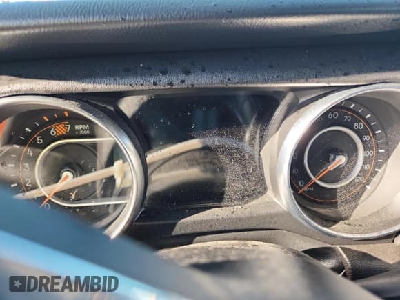 ✅ 2022 Jeep Wrangler Unlimited Sahara • VIN: 1C4HJXEN2NW240393 • Lot: 86447975. Wystawiony na Copart z przebiegiem Nie podano. Bezpłatny archiwum sprzedaży aukcyjnych z USA i szczegółowy raport historii pojazdu na DreamBid. Zdjęcie 9.