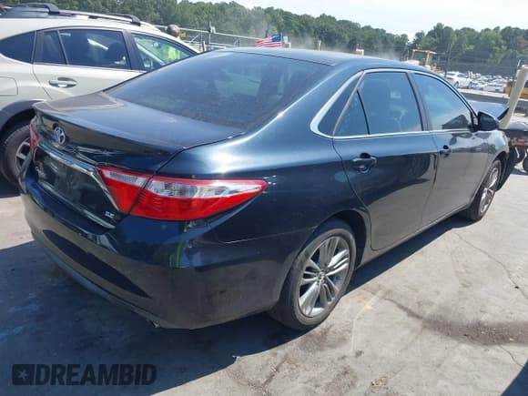 ✅ 2015 Toyota Camry SE • VIN: 4T1BF1FK6FU089933 • Lot: 43107993. Wystawiony na IAAI z przebiegiem 79 938 mil. Bezpłatny archiwum sprzedaży aukcyjnych z USA i szczegółowy raport historii pojazdu na DreamBid. Zdjęcie 4.
