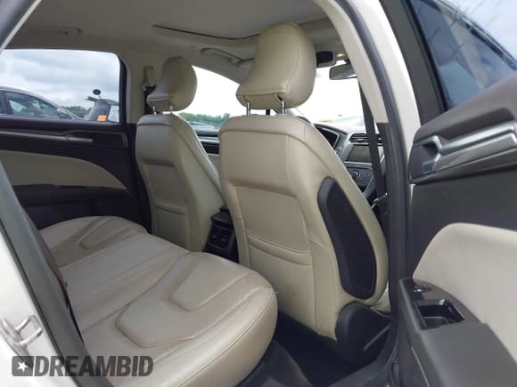 ✅ 2015 Ford Fusion Titanium Hybrid • VIN: 3FA6P0RU8FR237720 • Lot: 42512387. Wystawiony na IAAI z przebiegiem 192 130 mil. Bezpłatny archiwum sprzedaży aukcyjnych z USA i szczegółowy raport historii pojazdu na DreamBid. Zdjęcie 8.