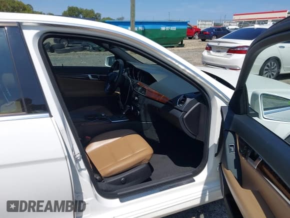 ✅ 2013 Mercedes-Benz C 250 Sport • VIN: WDDGF4HB2DA805935 • Lot: 43171154. Wystawiony na IAAI z przebiegiem 148 876 mil. Bezpłatny archiwum sprzedaży aukcyjnych z USA i szczegółowy raport historii pojazdu na DreamBid. Zdjęcie 5.