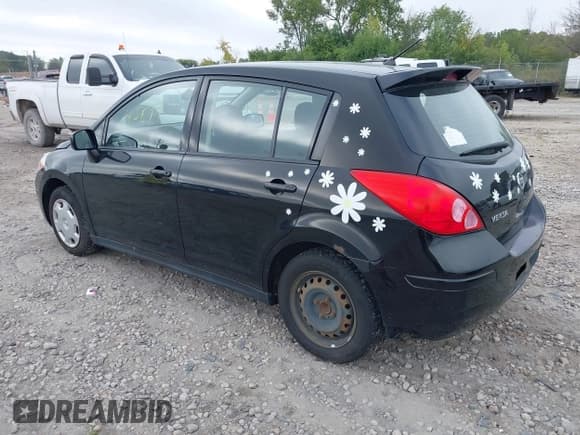 ✅ 2009 Nissan Versa S • VIN: 3N1BC13E19L490500 • Lot: 43245894. Wystawiony na IAAI z przebiegiem 187 787 mil. Bezpłatny archiwum sprzedaży aukcyjnych z USA i szczegółowy raport historii pojazdu na DreamBid. Zdjęcie 3.