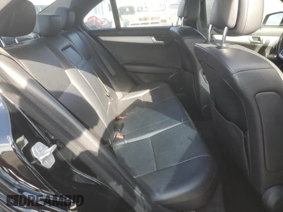 ✅ 2013 Mercedes-Benz C 250 Sport • VIN: WDDGF4HB7DA757042 • Lot: 54987555. Wystawiony na Copart z przebiegiem 122 968 mil. Bezpłatny archiwum sprzedaży aukcyjnych z USA i szczegółowy raport historii pojazdu na DreamBid. Zdjęcie 10.