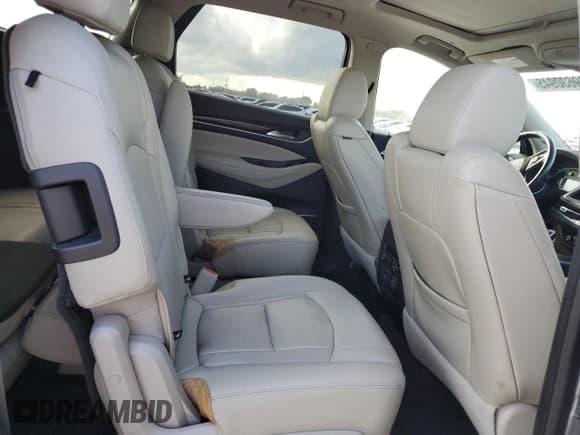 ✅ 2020 Buick Enclave Premium • VIN: 5GAERCKW9LJ233762 • Lot: 89630945. Wystawiony na Copart z przebiegiem Nie podano. Bezpłatny archiwum sprzedaży aukcyjnych z USA i szczegółowy raport historii pojazdu na DreamBid. Zdjęcie 10.