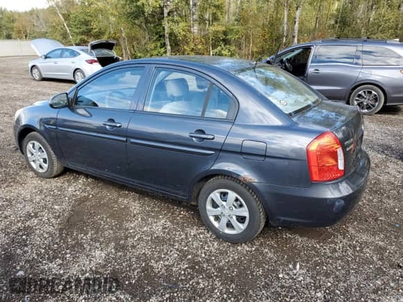 2009 Hyundai Accent L z VIN KMHCN45C79U345472, wystawiony jako Copart lot #75500404 z przebiegiem 143 940 mil mil oraz Czysty tytuł • Clean title. Historia ofert i sprzedaży dostępna na DreamBid. Obrazek 2.
