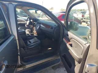 ✅ 2009 Chevrolet Suburban 2LT • VIN: 1GNFC26J99R235560 • Lot: 43592130. Wystawiony na IAAI z przebiegiem 247 759 mil. Bezpłatny archiwum sprzedaży aukcyjnych z USA i szczegółowy raport historii pojazdu na DreamBid. Zdjęcie 5.