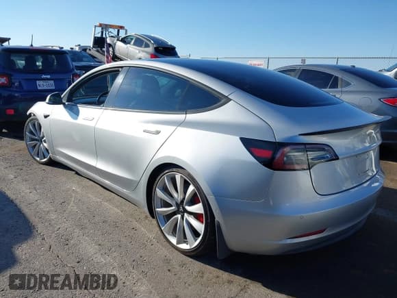 ✅ 2018 Tesla Model 3 Long Range Battery • VIN: 5YJ3E1EBXJF083468 • Lot: 43438742. Wystawiony na IAAI z przebiegiem 99 340 mil. Bezpłatny archiwum sprzedaży aukcyjnych z USA i szczegółowy raport historii pojazdu na DreamBid. Zdjęcie 3.