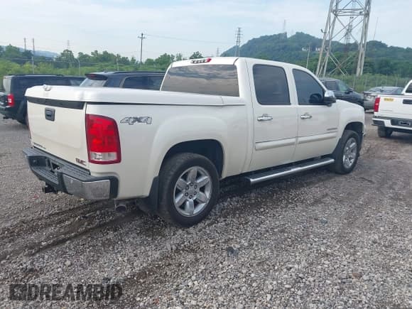 ✅ 2013 GMC Sierra 1500 SLT • VIN: 3GTP2WE71DG309690 • Lot: 42613096. Listed on IAAI with 124,483 mi. Free auction sales archive from the USA and detailed vehicle history report at DreamBid. Image 4.