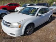 ✅ 2013 Dodge Avenger SXT • VIN: 1C3CDZCBXDN617857 • Lot: 43693478. Wystawiony na IAAI z przebiegiem 138 273 mil. Bezpłatny archiwum sprzedaży aukcyjnych z USA i szczegółowy raport historii pojazdu na DreamBid. Zdjęcie 2.