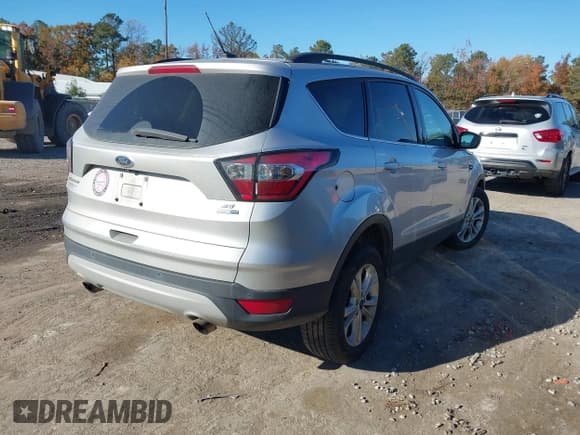 ✅ 2017 Ford Escape SE • VIN: 1FMCU9GD2HUC20044 • Lot: 43509800. Wystawiony na IAAI z przebiegiem 124 933 mil. Bezpłatny archiwum sprzedaży aukcyjnych z USA i szczegółowy raport historii pojazdu na DreamBid. Zdjęcie 4.