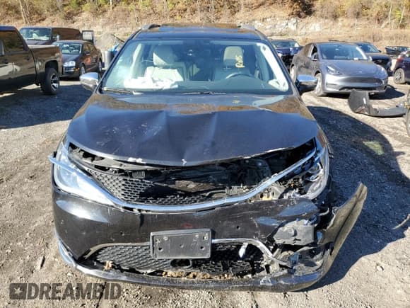 ✅ 2017 Chrysler Pacifica Limited • VIN: 2C4RC1GG2HR552723 • Lot: 90623525. Listed on Copart with 115,426 mi. Free auction sales archive from the USA and detailed vehicle history report at DreamBid. Image 5.