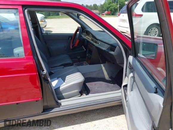 ✅ 1992 Mercedes-Benz 190 • VIN: WDBDA29D1NF879978 • Lot: 42678245. Wystawiony na IAAI z przebiegiem 174 734 mil. Bezpłatny archiwum sprzedaży aukcyjnych z USA i szczegółowy raport historii pojazdu na DreamBid. Zdjęcie 5.