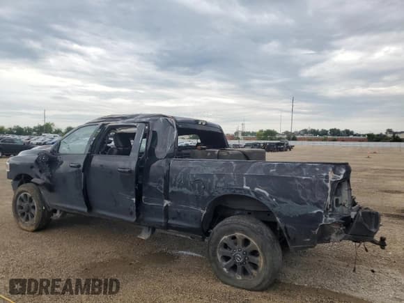 ✅ 2023 Ram 2500 Laramie • VIN: 3C6UR5NL7PG617383 • Лот: 62120255. Опубликован ранее на Copart с пробегом 18 078 миль. Бесплатный доступ к архиву аукционных продаж из США и подробный отчёт об истории автомобиля на DreamBid. Изображение 2.