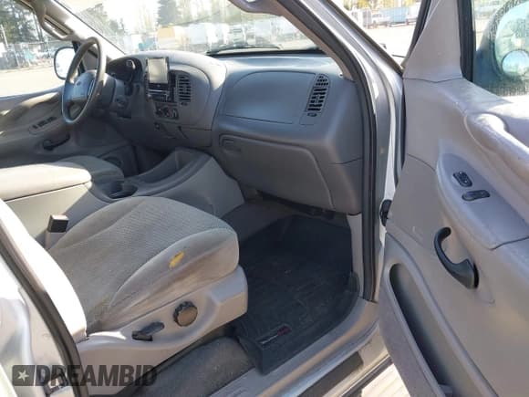 ✅ 2002 Ford Expedition XLT • VIN: 1FMRU15W02LA19286 • Lot: 42003630. Wystawiony na IAAI z przebiegiem 180 242 mil. Bezpłatny archiwum sprzedaży aukcyjnych z USA i szczegółowy raport historii pojazdu na DreamBid. Zdjęcie 5.