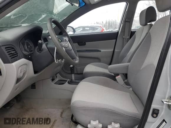 2008 Hyundai Accent GLS z VIN KMHCN46C68U182357, wystawiony jako Copart lot #40635904 z przebiegiem 54 920 mil mil oraz Czysty tytuł • Clean title. Historia ofert i sprzedaży dostępna na DreamBid. Obrazek 7.