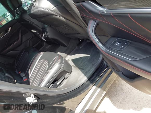 ✅ 2019 Maserati Levante • VIN: ZN661XUAXKX323919 • Lot: 42484880. Wystawiony na IAAI z przebiegiem 71 024 mil. Bezpłatny archiwum sprzedaży aukcyjnych z USA i szczegółowy raport historii pojazdu na DreamBid. Zdjęcie 8.