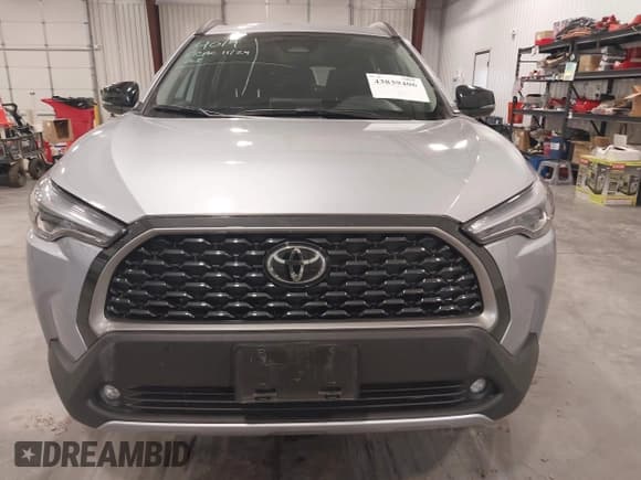 ✅ 2025 Toyota Corolla Cross XLE • VIN: 7MUEAABG8SV135221 • Лот: 43839406. Опубликован ранее на IAAI с пробегом 12 073 миль. Бесплатный доступ к архиву аукционных продаж из США и подробный отчёт об истории автомобиля на DreamBid. Изображение 12.