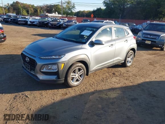 ✅ 2020 Hyundai Kona SE • VIN: KM8K1CAA9LU402817 • Лот: 43324101. Опубликован ранее на IAAI с пробегом 57 141 миль. Бесплатный доступ к архиву аукционных продаж из США и подробный отчёт об истории автомобиля на DreamBid. Изображение 2.