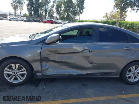 2013 Hyundai Sonata GLS z VIN 5NPEB4AC0DH624440, wystawiony jako IAAI lot #43495618 z przebiegiem 75 970 mil mil oraz . Historia ofert i sprzedaży dostępna na DreamBid. Obrazek 6.