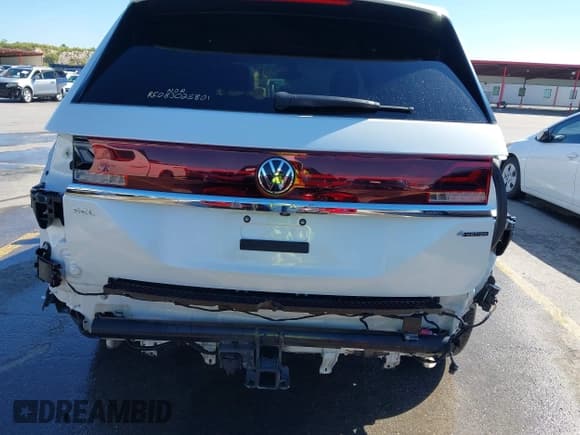 ✅ 2024 Volkswagen Atlas SEL Premium R-Line • VIN: 1V2FR2CA2RC594827 • Lot: 43312907. Wystawiony na IAAI z przebiegiem 23 710 mil. Bezpłatny archiwum sprzedaży aukcyjnych z USA i szczegółowy raport historii pojazdu na DreamBid. Zdjęcie 6.