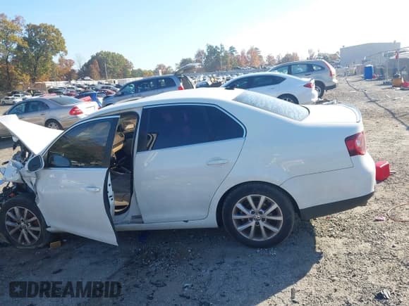 ✅ 2010 Volkswagen Jetta SE • VIN: 3VWRX7AJ9AM043850 • Lot: 43642618. Wystawiony na IAAI z przebiegiem 241 607 mil. Bezpłatny archiwum sprzedaży aukcyjnych z USA i szczegółowy raport historii pojazdu na DreamBid. Zdjęcie 15.