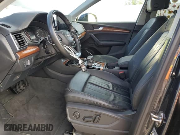 ✅ 2023 Audi Q5 Premium • VIN: WA1ABAFYXP2014370 • Lot: 66169905. Wystawiony na Copart z przebiegiem 34 594 mil. Bezpłatny archiwum sprzedaży aukcyjnych z USA i szczegółowy raport historii pojazdu na DreamBid. Zdjęcie 7.