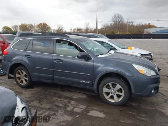 ✅ 2014 Subaru Outback Premium • VIN: 4S4BRCCC8E3257317 • Lot: 43634760. Listed on IAAI with 178,626 mi. Free auction sales archive from the USA and detailed vehicle history report at DreamBid. Image 13.