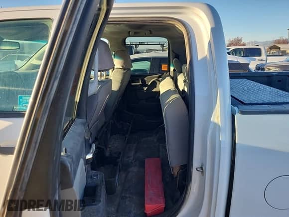 2018 Chevrolet Silverado 2500HD Work Truck z VIN 1GC2KUEG8JZ164707, wystawiony jako IAAI lot #43046962 z przebiegiem 119 151 mil mil oraz . Historia ofert i sprzedaży dostępna na DreamBid. Obrazek 1.