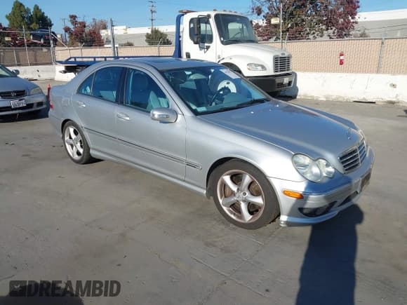 ✅ 2005 Mercedes-Benz C 320 • VIN: WDBRF64J65F664527 • Lot: 43876077. Wystawiony na IAAI z przebiegiem 198 338 mil. Bezpłatny archiwum sprzedaży aukcyjnych z USA i szczegółowy raport historii pojazdu na DreamBid. Zdjęcie 1.