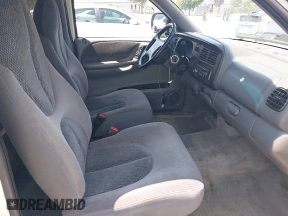 1997 Dodge Dakota z VIN 1B7GL23Y4VS250937, wystawiony jako IAAI lot #42452373 z przebiegiem 170 625 mil mil oraz . Historia ofert i sprzedaży dostępna na DreamBid. Obrazek 5.