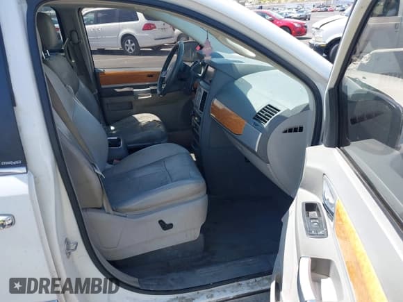 ✅ 2010 Chrysler Town & Country Limited • VIN: 2A4RR7DX1AR357668 • Lot: 42173545. Wystawiony na IAAI z przebiegiem 114 486 mil. Bezpłatny archiwum sprzedaży aukcyjnych z USA i szczegółowy raport historii pojazdu na DreamBid. Zdjęcie 5.