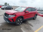 ✅ 2024 Volkswagen Taos SE • VIN: 3VVVX7B29RM025225 • Лот: 42786945. Опубликован ранее на IAAI с пробегом 9 386 миль. Бесплатный доступ к архиву аукционных продаж из США и подробный отчёт об истории автомобиля на DreamBid. Изображение 2.