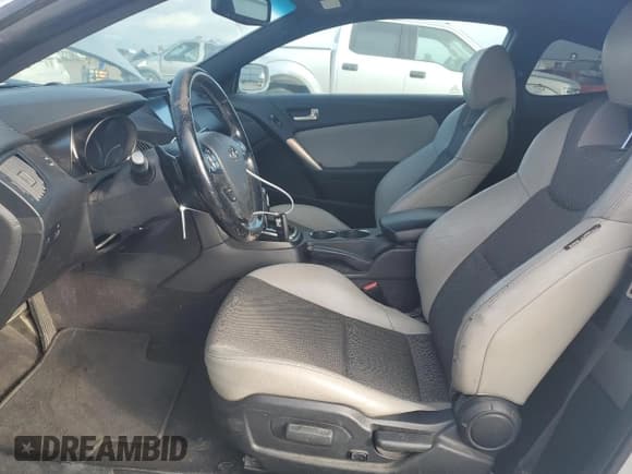 ✅ 2014 Hyundai Genesis Coupe R-Spec • VIN: KMHHT6KD1EU119779 • Lot: 46174445. Wystawiony na Copart z przebiegiem 98 236 mil. Bezpłatny archiwum sprzedaży aukcyjnych z USA i szczegółowy raport historii pojazdu na DreamBid. Zdjęcie 7.