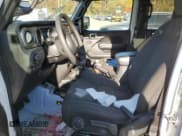 ✅ 2023 Jeep Wrangler • VIN: 1C4JJXN66PW628482 • Lot: 90037175. Wystawiony na Copart z przebiegiem 47 416 mil. Bezpłatny archiwum sprzedaży aukcyjnych z USA i szczegółowy raport historii pojazdu na DreamBid. Zdjęcie 7.