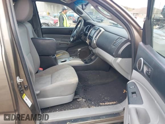 ✅ 2015 Toyota Tacoma • VIN: 5TFUX4EN9FX036715 • Lot: 43525935. Listed on IAAI with 238,420 mi. Free auction sales archive from the USA and detailed vehicle history report at DreamBid. Image 5.