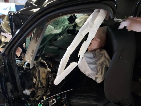 2019 Chevrolet Suburban LT z VIN 1GNSKHKC0KR130570, wystawiony jako Copart lot #43831303 z przebiegiem Nie podano mil oraz Nie do naprawy • Non repairable. Historia ofert i sprzedaży dostępna na DreamBid. Obrazek 8.