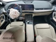 ✅ 2024 BMW X1 • VIN: WBX13EF0XR5Z97754 • Lot: 64200945. Wystawiony na Copart z przebiegiem 28 918 mil. Bezpłatny archiwum sprzedaży aukcyjnych z USA i szczegółowy raport historii pojazdu na DreamBid. Zdjęcie 8.