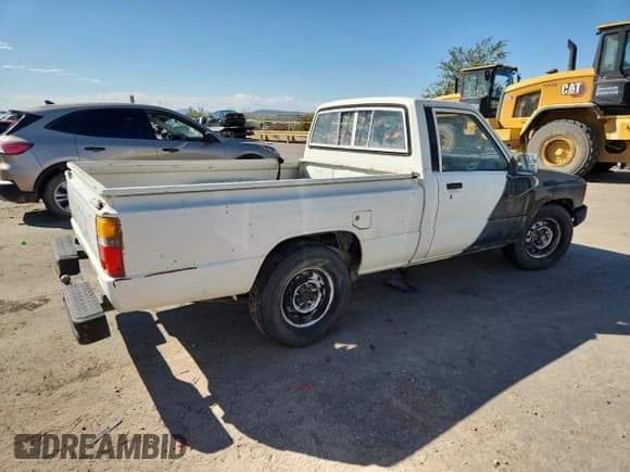 ✅ 1986 Toyota Pickup • VIN: JT4RN50R4G0152474 • Lot: 89923595. Wystawiony na Copart z przebiegiem 278 671 mil. Bezpłatny archiwum sprzedaży aukcyjnych z USA i szczegółowy raport historii pojazdu na DreamBid. Zdjęcie 3.