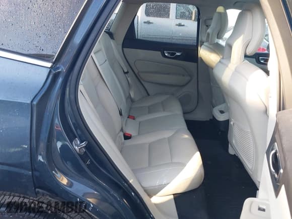 ✅ 2018 Volvo XC60 Momentum • VIN: YV4A22RK9J1028306 • Lot: 43856103. Listed on IAAI with 83,100 mi. Free auction sales archive from the USA and detailed vehicle history report at DreamBid. Image 8.