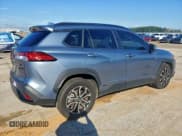 ✅ 2023 Toyota Corolla Cross Hybrid SE • VIN: 7MUFBABG1PV011879 • Lot: 94373575. Wystawiony na Copart z przebiegiem 9 744 mil. Bezpłatny archiwum sprzedaży aukcyjnych z USA i szczegółowy raport historii pojazdu na DreamBid. Zdjęcie 3.