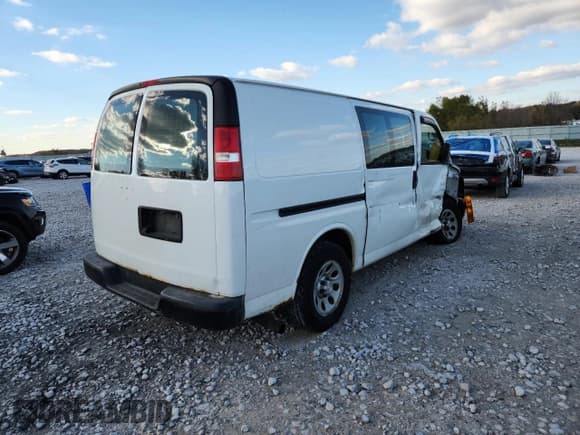 ✅ 2013 Chevrolet Express Cargo • VIN: 1GCSGAFX4D1170196 • Lot: 89801795. Wystawiony na Copart z przebiegiem 239 867 mil. Bezpłatny archiwum sprzedaży aukcyjnych z USA i szczegółowy raport historii pojazdu na DreamBid. Zdjęcie 3.