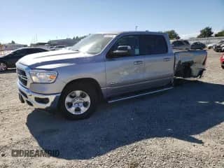 2020 Ram 1500 Big Horn z VIN 1C6SRFFT9LN393045, wystawiony jako Copart lot #66880755 z przebiegiem 81 615 mil mil oraz Szkoda całkowita • Salvage title. Historia ofert i sprzedaży dostępna na DreamBid. Obrazek 1.