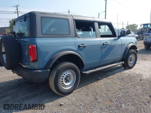 ✅ 2022 Ford Bronco • VIN: 1FMDE5BH5NLB64400 • Lot: 42919464. Wystawiony na IAAI z przebiegiem 27 360 mil. Bezpłatny archiwum sprzedaży aukcyjnych z USA i szczegółowy raport historii pojazdu na DreamBid. Zdjęcie 4.