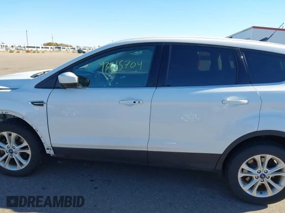 ✅ 2019 Ford Escape SE • VIN: 1FMCU9GDXKUA21623 • Lot: 43615704. Wystawiony na IAAI z przebiegiem 89 170 mil. Bezpłatny archiwum sprzedaży aukcyjnych z USA i szczegółowy raport historii pojazdu na DreamBid. Zdjęcie 15.