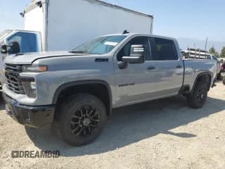 ✅ 2025 Chevrolet Silverado 2500HD Custom • VIN: 2GC4KME74S1148409 • Lot: 69282705. Wystawiony na Copart z przebiegiem 7 666 mil. Bezpłatny archiwum sprzedaży aukcyjnych z USA i szczegółowy raport historii pojazdu na DreamBid. Zdjęcie 1.