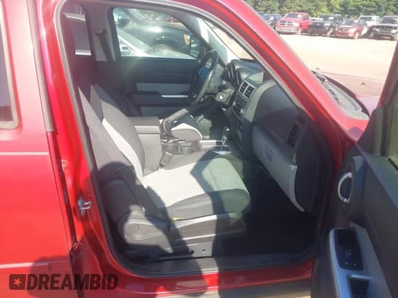 2008 Dodge Nitro SLT z VIN 1D8GT58K78W100907, wystawiony jako IAAI lot #42715136 z przebiegiem 228 747 mil mil oraz . Historia ofert i sprzedaży dostępna na DreamBid. Obrazek 5.