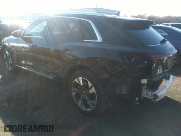✅ 2022 Audi e-tron Premium • VIN: WA1AAAGE0NB004791 • Lot: 43579769. Listed on IAAI with 26,952 mi. Free auction sales archive from the USA and detailed vehicle history report at DreamBid. Image 3.